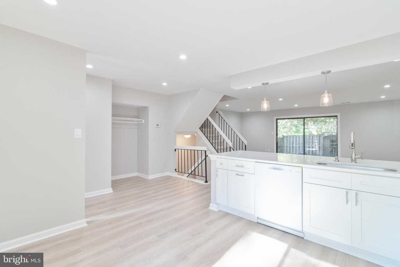 8748 Ridge Hollow Ct - Photo 5 of 28