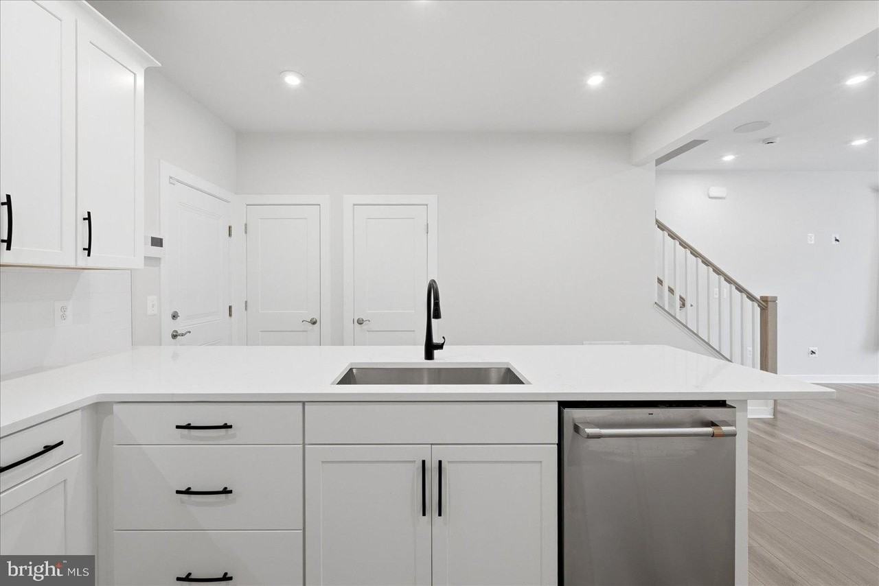 43728 Transit Sq - Photo 5 of 23
