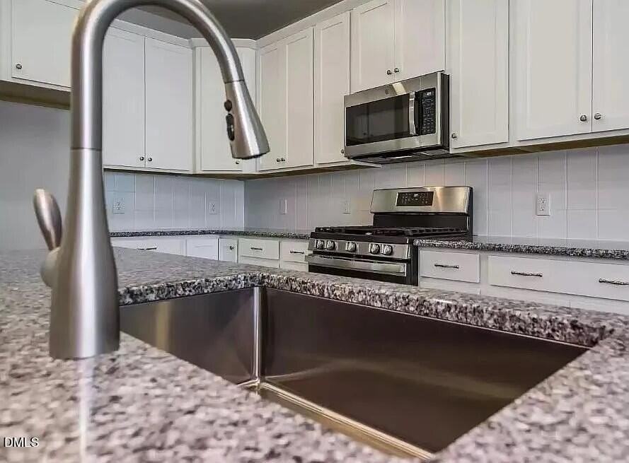 1009 Commack Dr - Photo 3 of 33