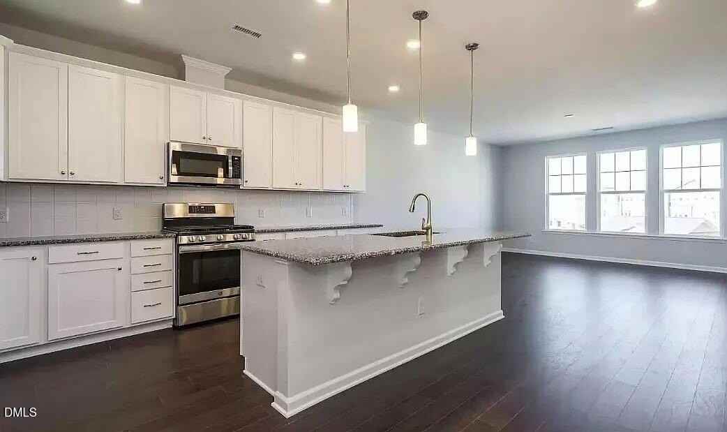 1009 Commack Dr - Photo 5 of 33