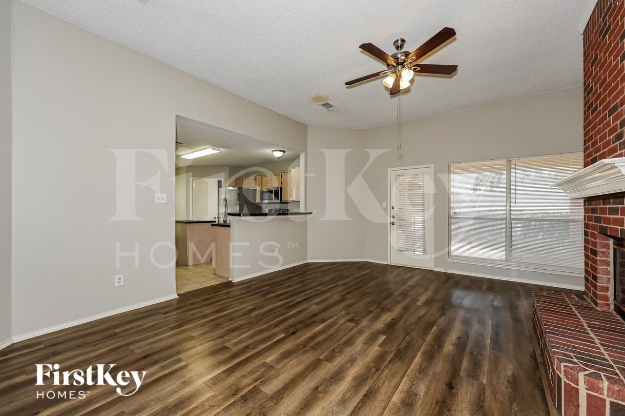 912 Winterbury Ct - Photo 4 of 17