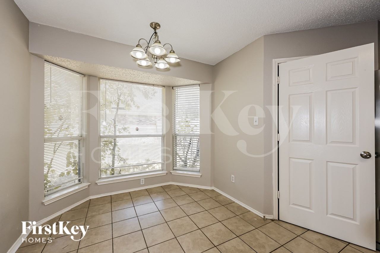 912 Winterbury Ct - Photo 5 of 17