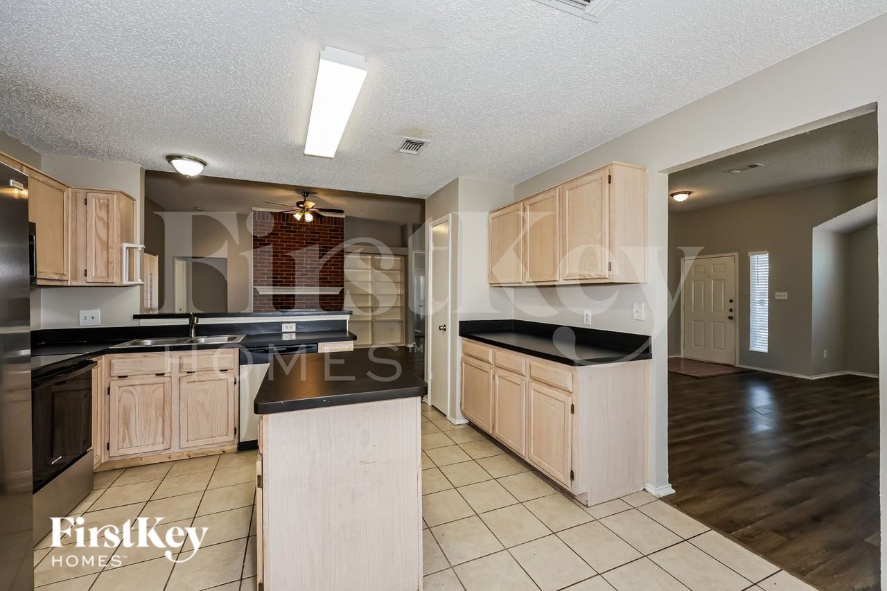912 Winterbury Ct - Photo 6 of 17