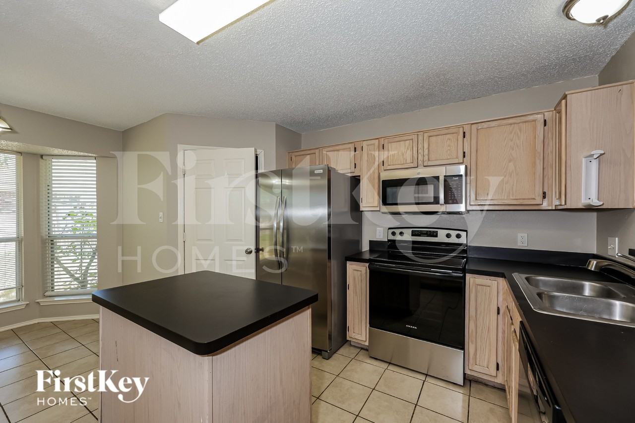 912 Winterbury Ct - Photo 7 of 17