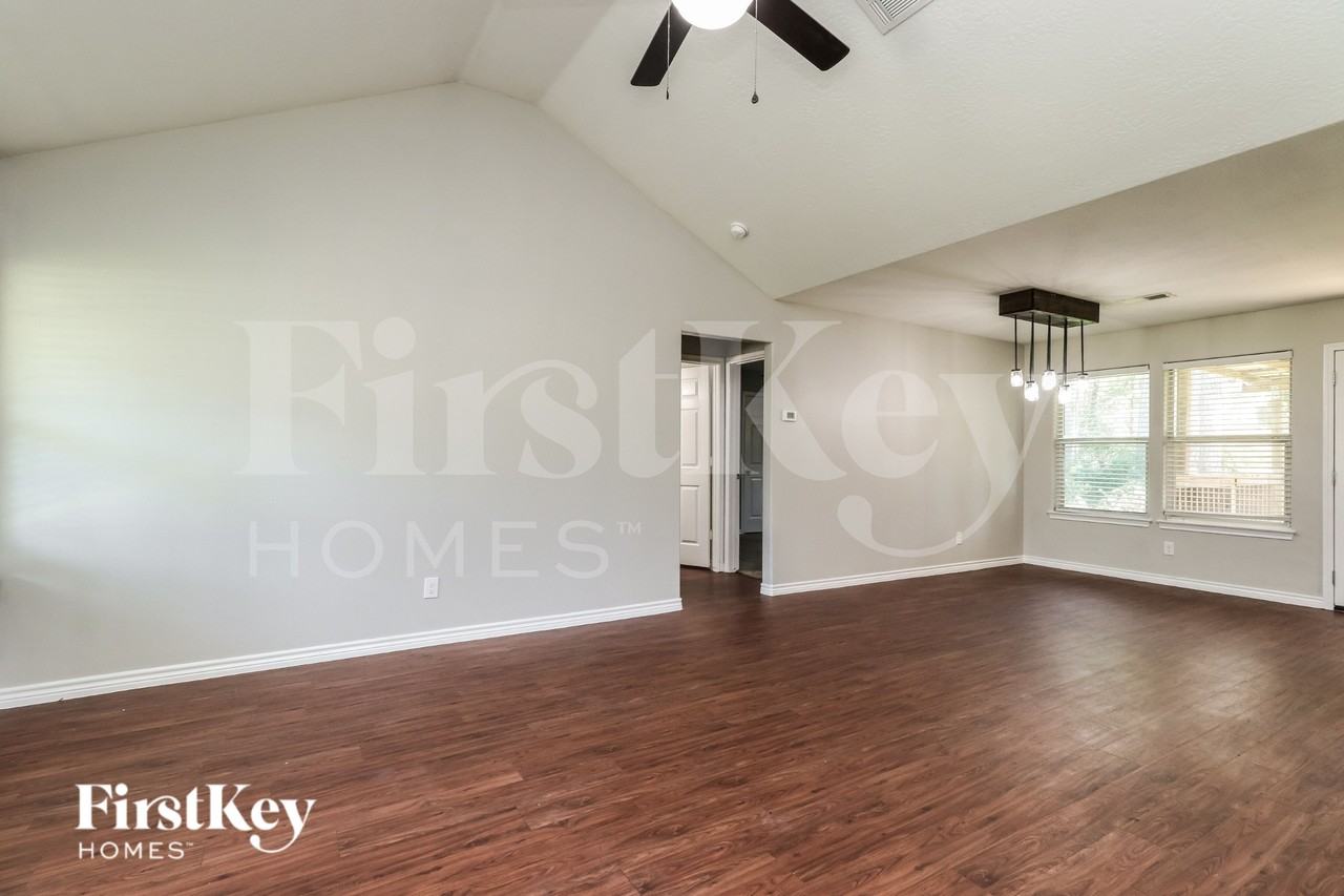 10684 Royal York Dr - Photo 4 of 17