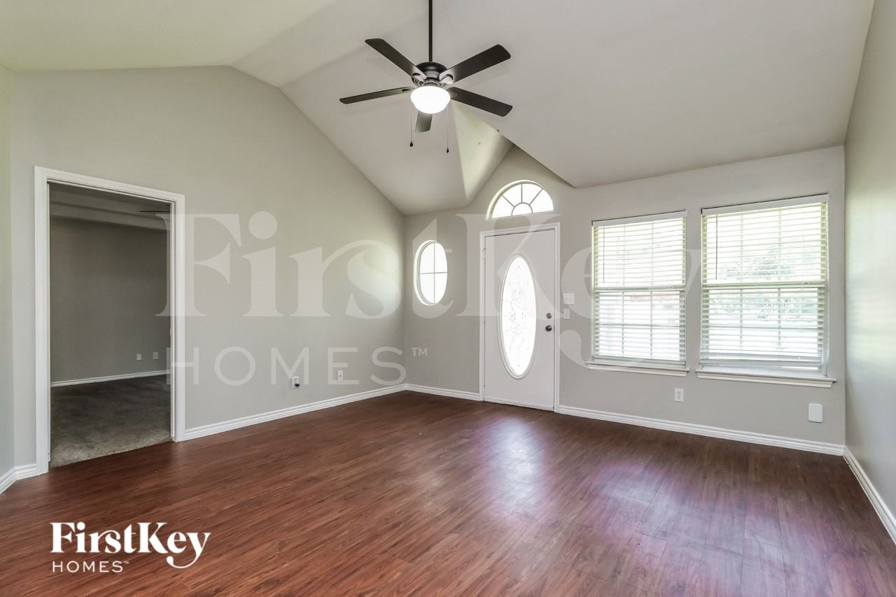 10684 Royal York Dr - Photo 5 of 17