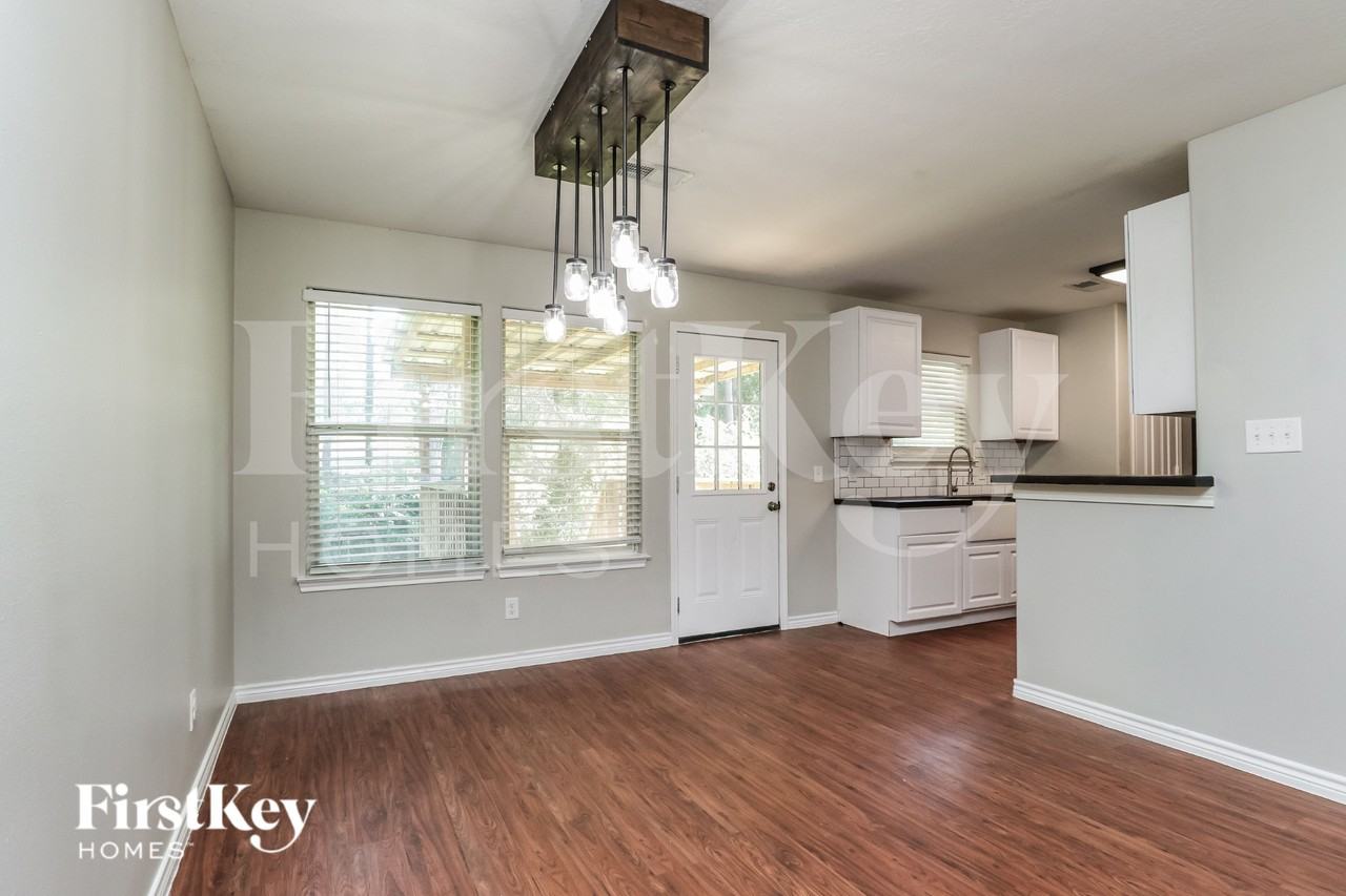 10684 Royal York Dr - Photo 6 of 17