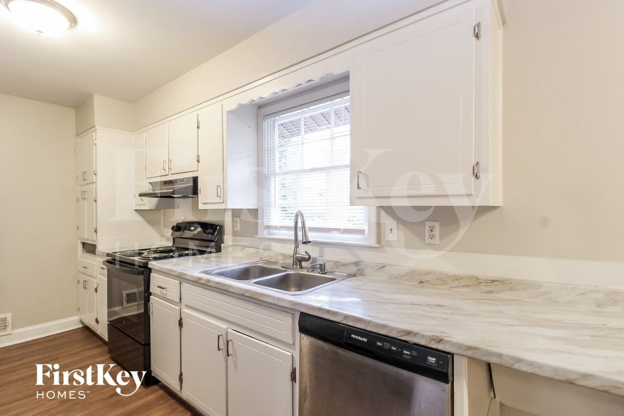 558 Bruce Way Sw - Photo 6 of 15