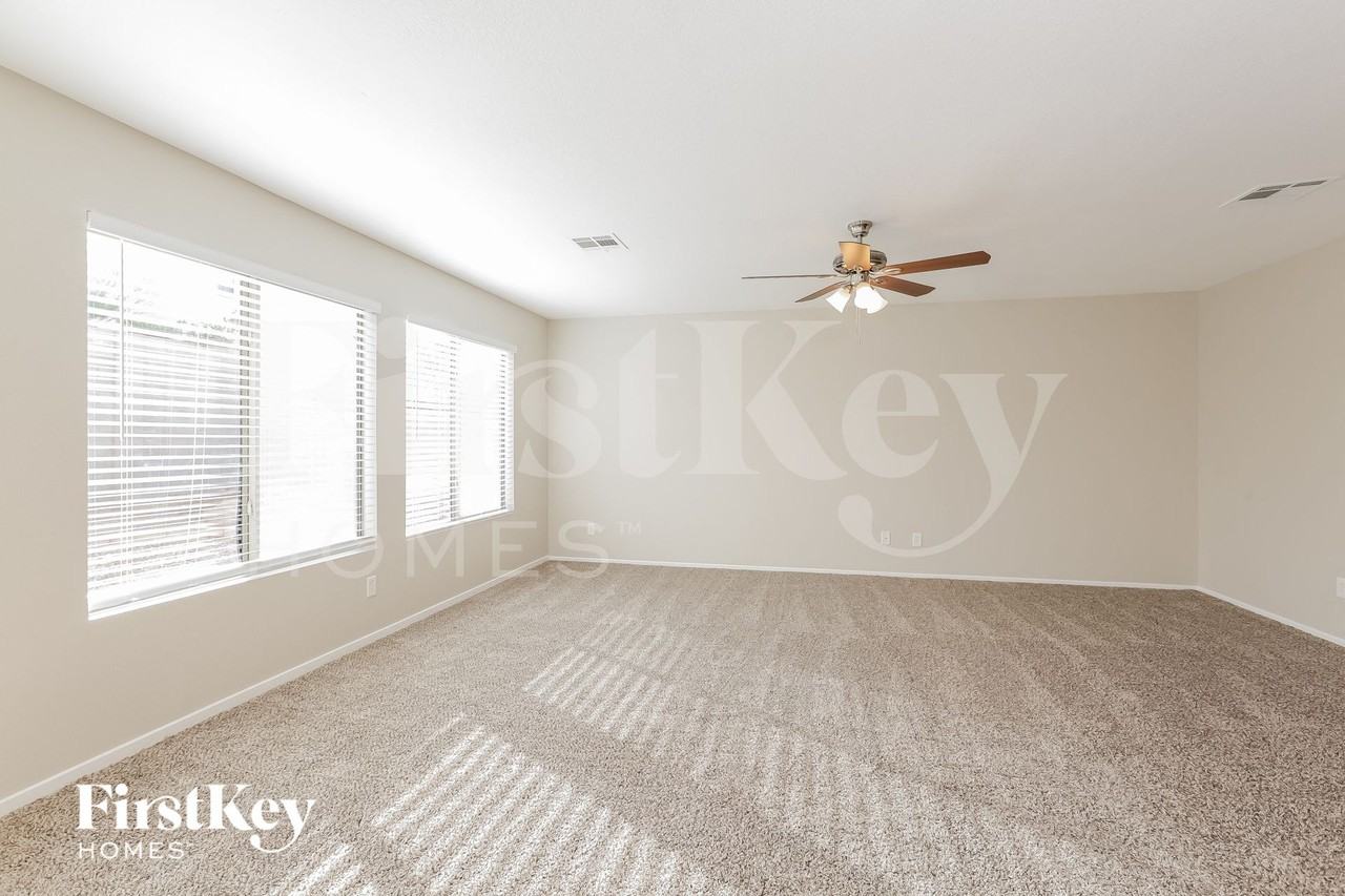9551 Grapeland Ave - Photo 3 of 15