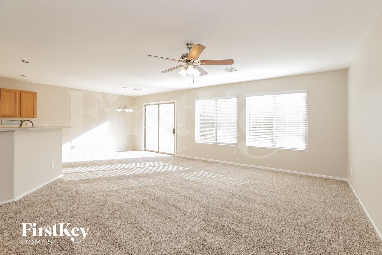 9551 Grapeland Ave - Photo 4 of 15