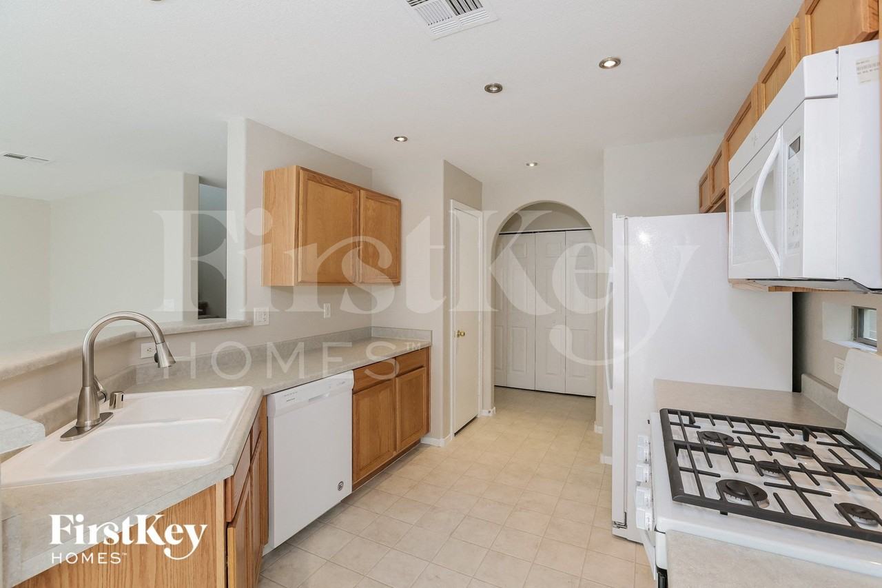 9551 Grapeland Ave - Photo 6 of 15