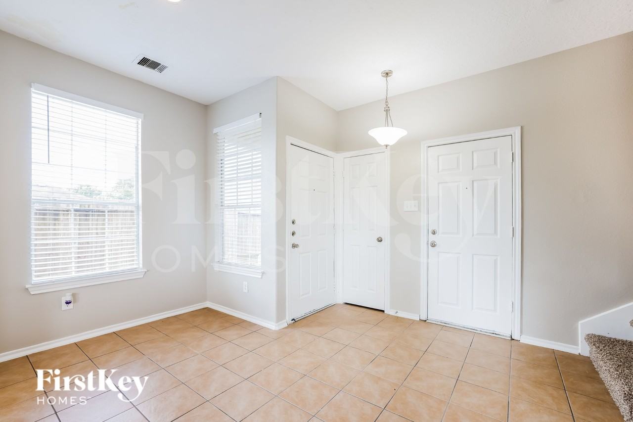 8702 Bentongrove Ln - Photo 3 of 16