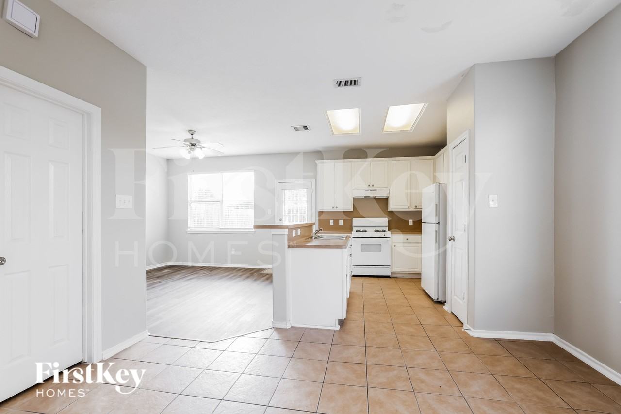 8702 Bentongrove Ln - Photo 4 of 16