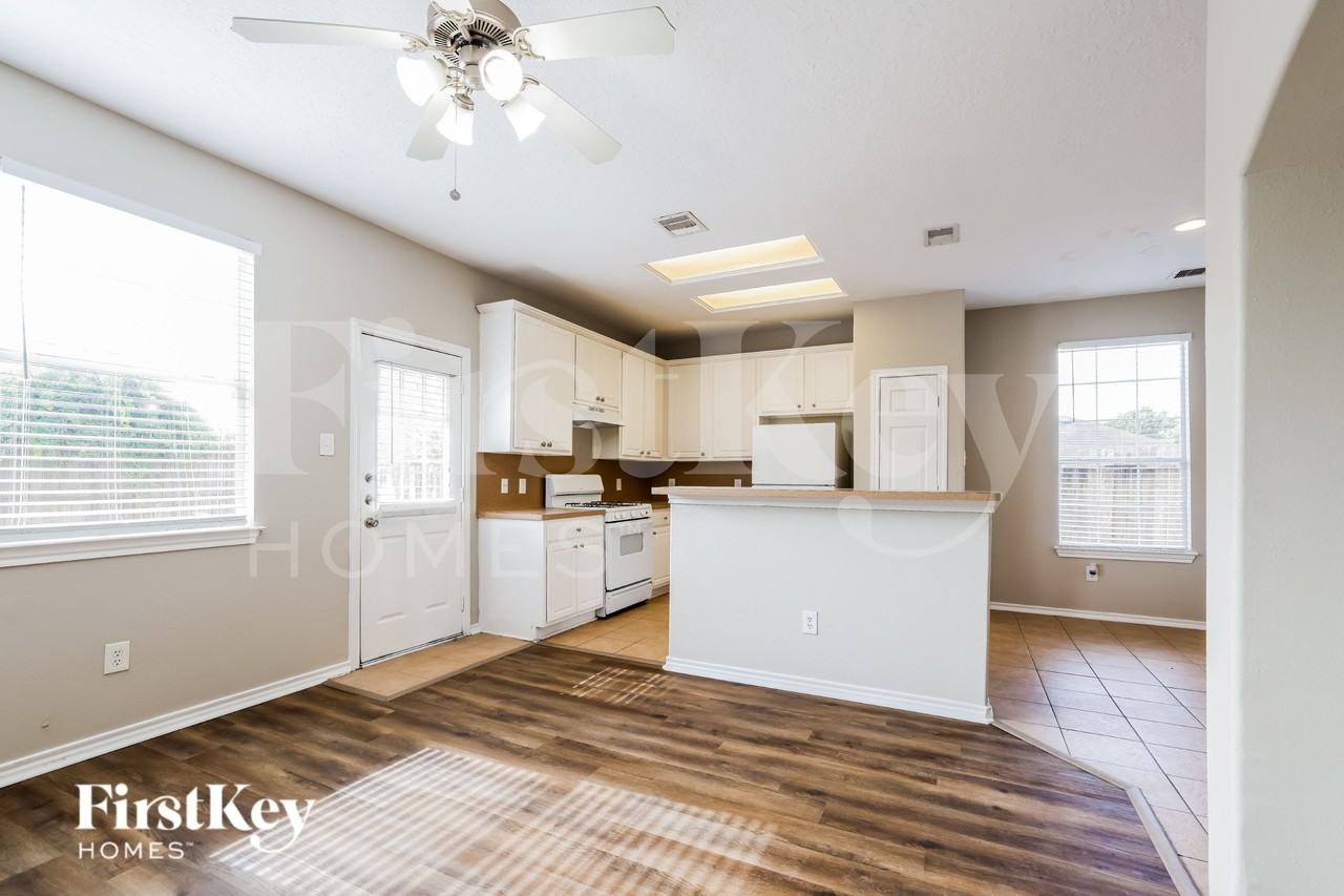 8702 Bentongrove Ln - Photo 5 of 16