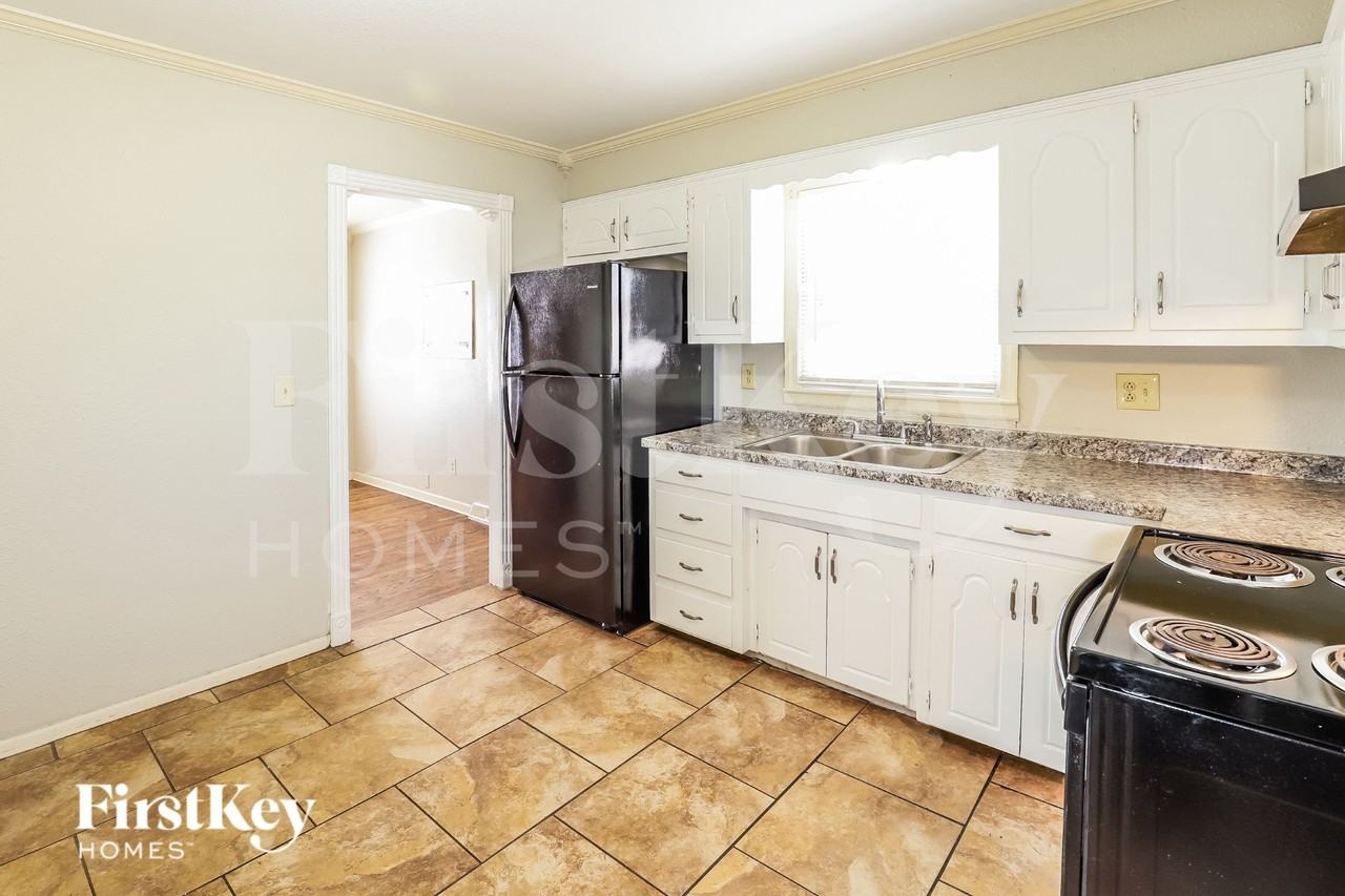 7704 E 48th St - Photo 5 of 16