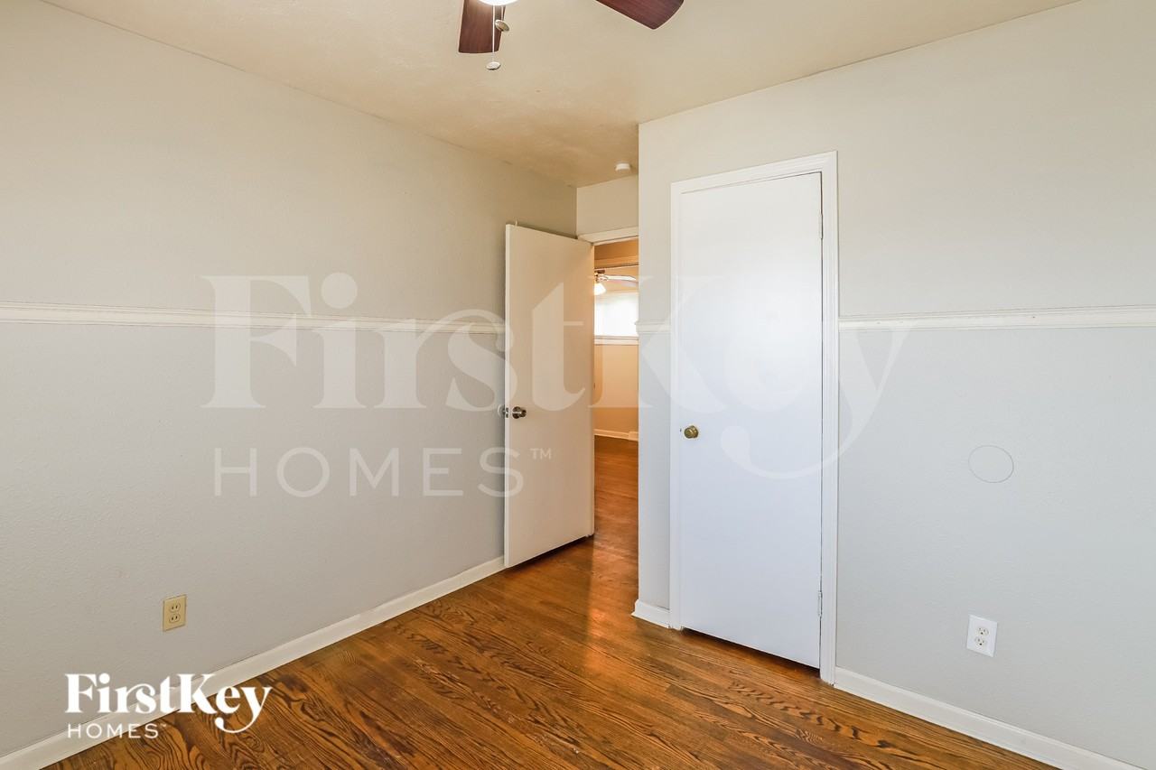 7704 E 48th St - Photo 7 of 16