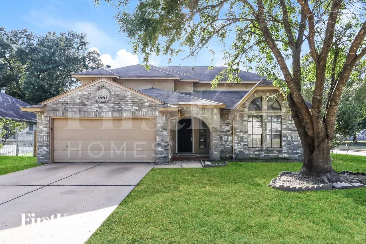 7447 Woodland West Dr