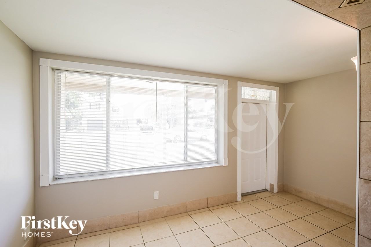 530 S 28th Ave - Photo 2 of 16