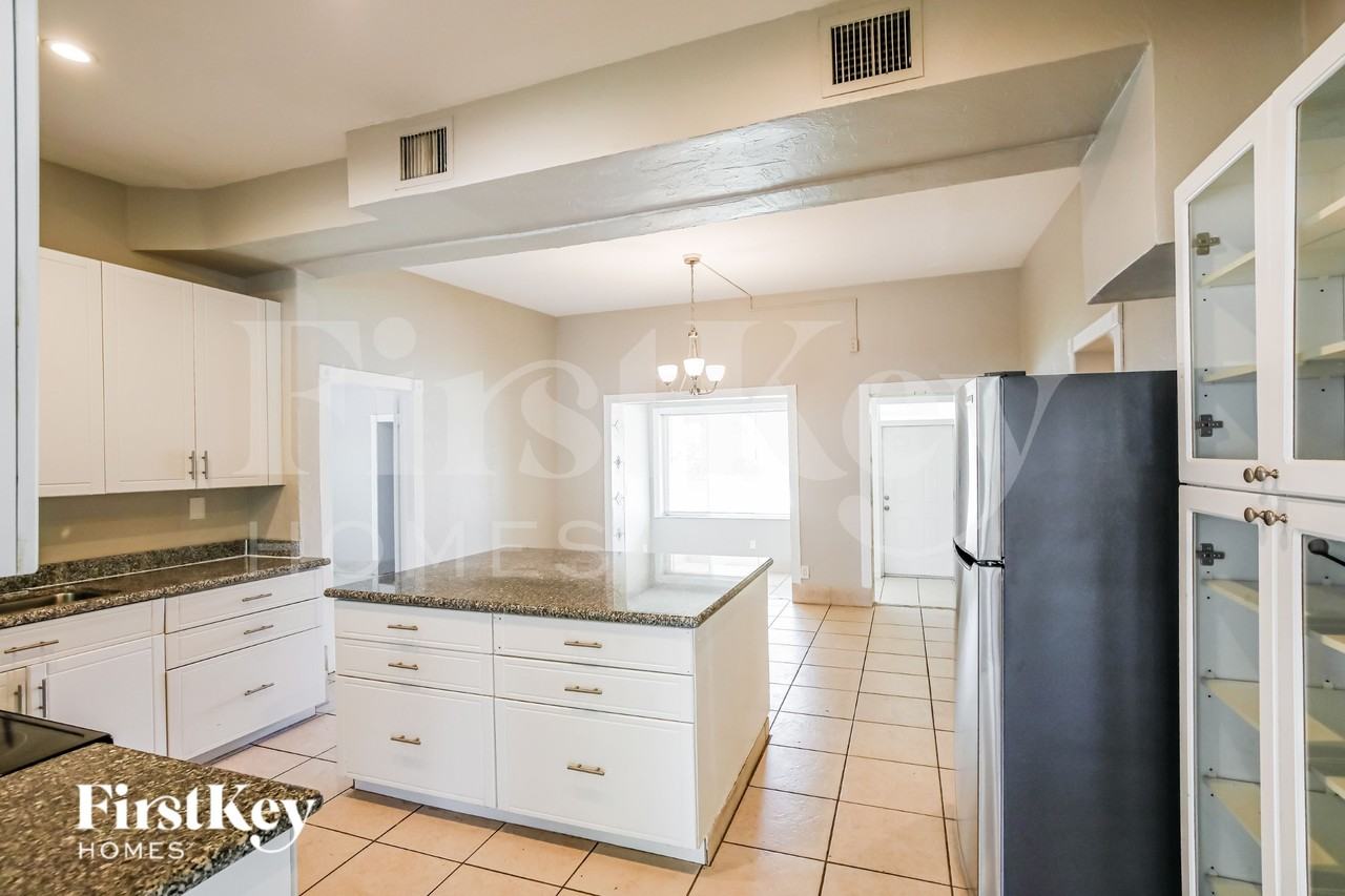 530 S 28th Ave - Photo 4 of 16