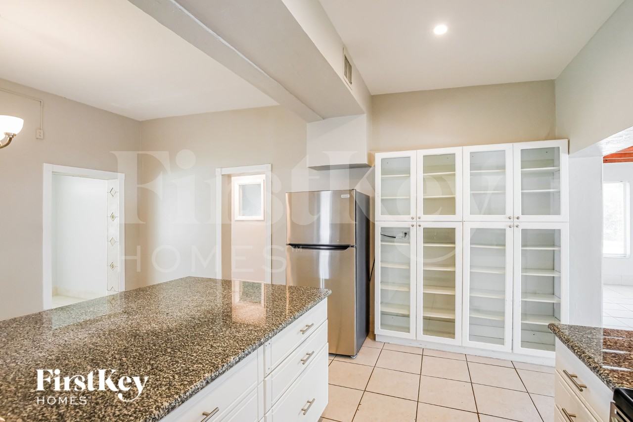 530 S 28th Ave - Photo 5 of 16