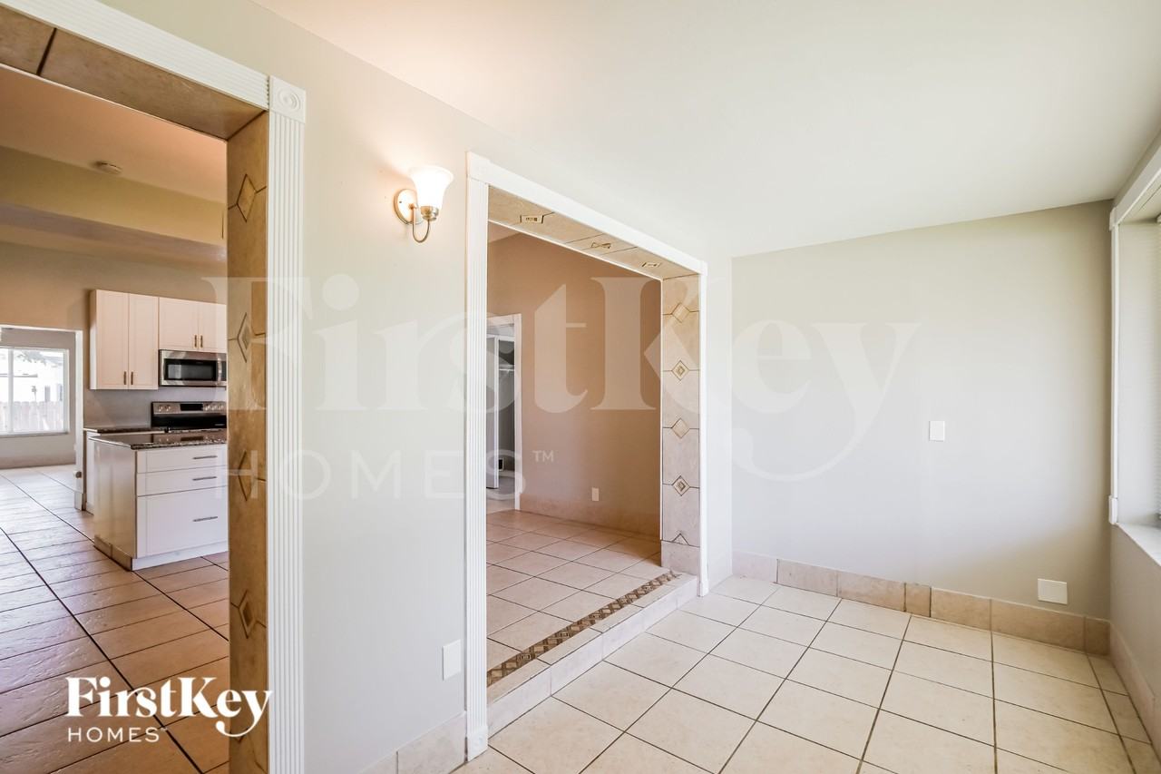 530 S 28th Ave - Photo 6 of 16