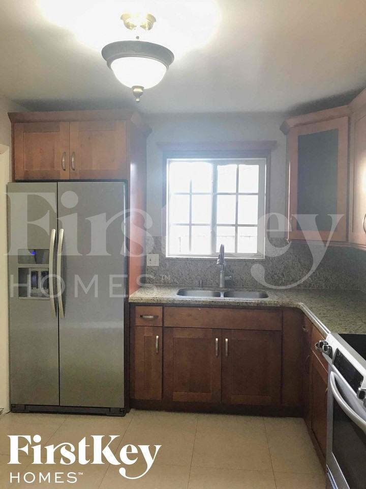4251 Sw 20th St - Photo 7 of 29