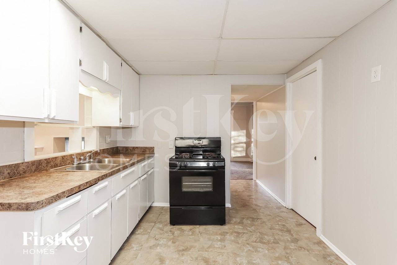 425 Judson St - Photo 4 of 15