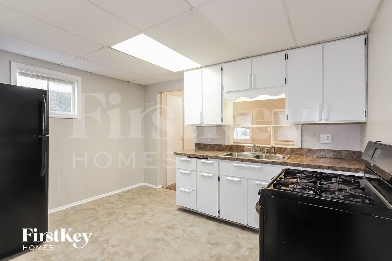 425 Judson St - Photo 5 of 15