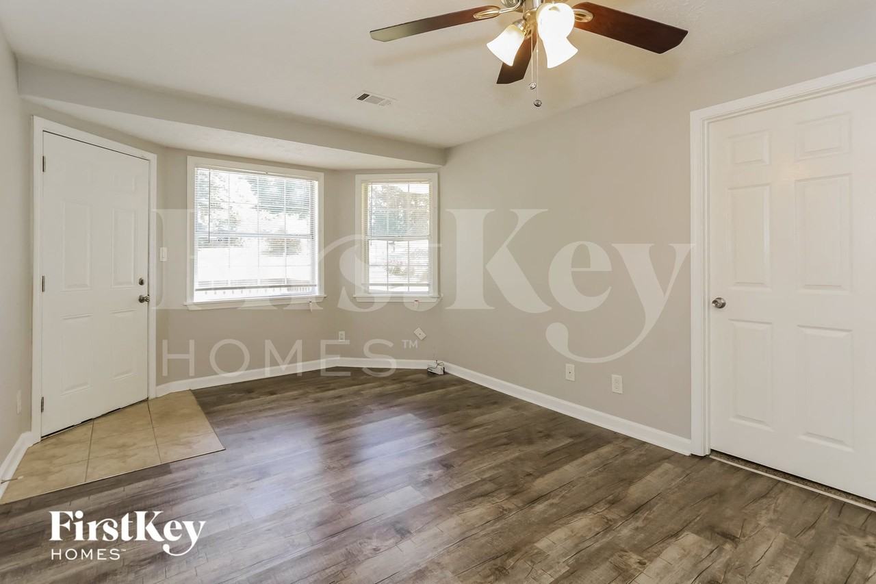 3335 Phillips Cir - Photo 2 of 15