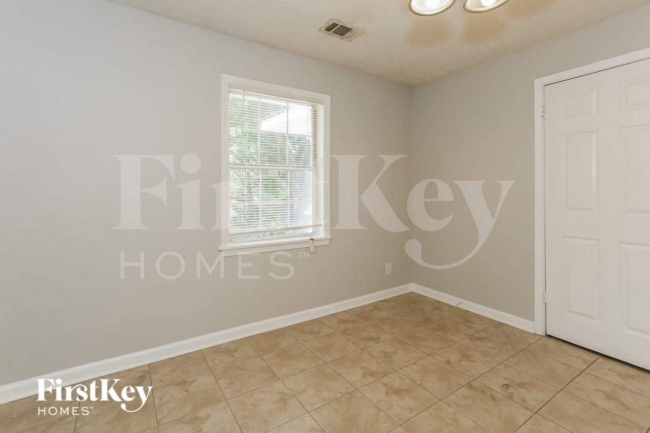 3335 Phillips Cir - Photo 3 of 15