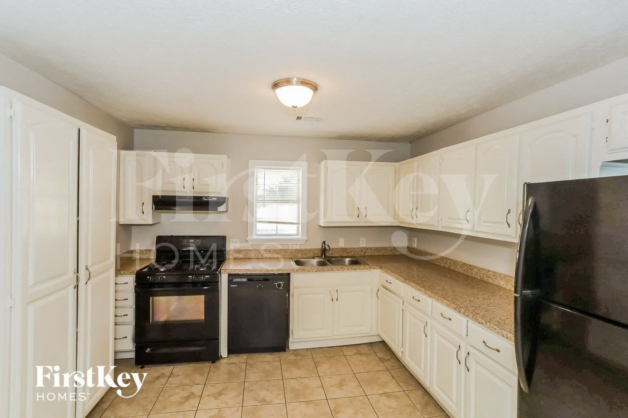 3335 Phillips Cir - Photo 4 of 15