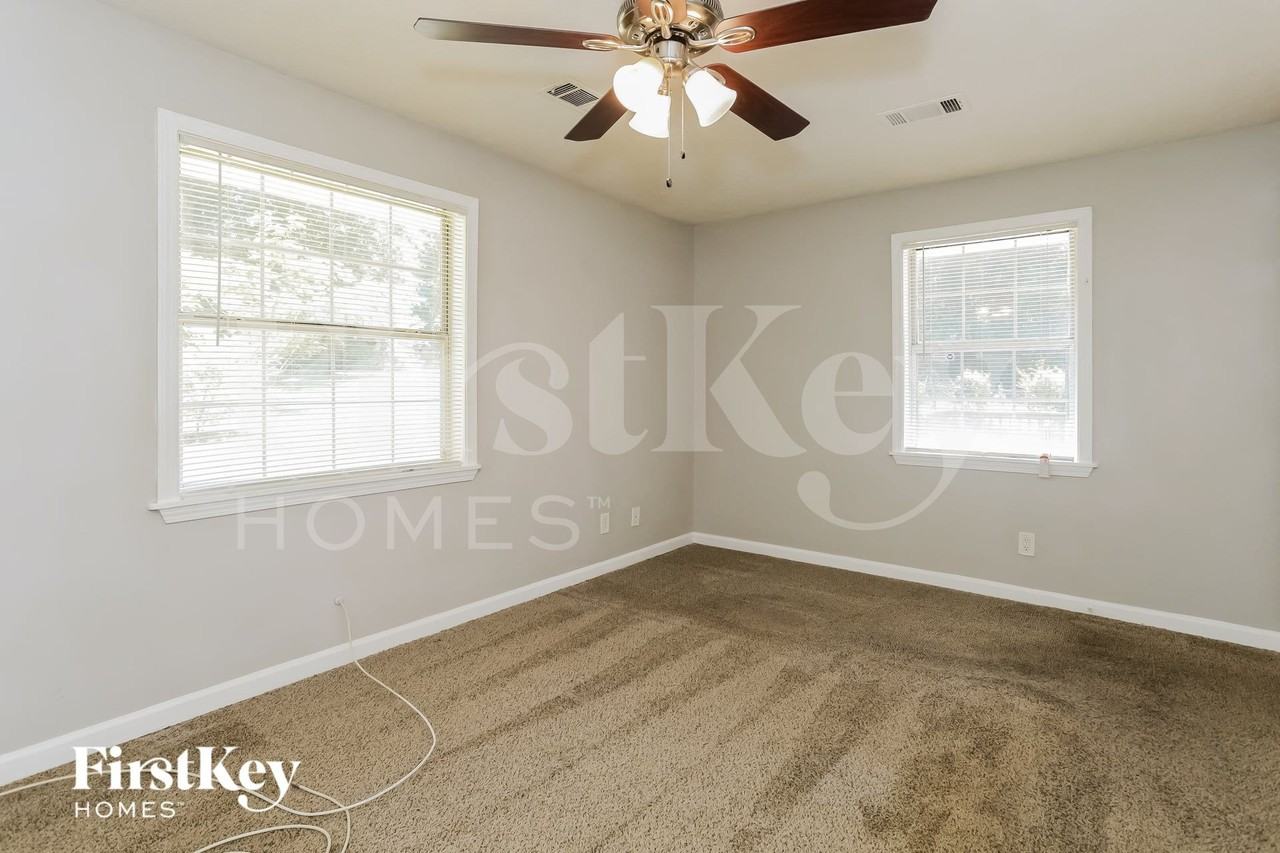 3335 Phillips Cir - Photo 5 of 15