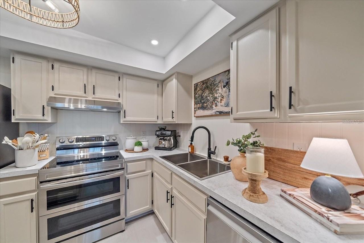 1211 Capri Isles Blvd #6 - Photo 6 of 21