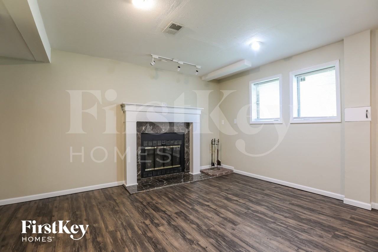 15605 Allen Ave - Photo 3 of 15