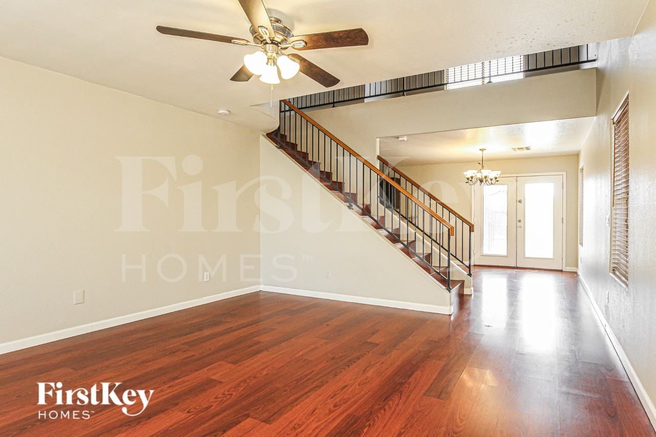 12807 W Voltaire Ave - Photo 2 of 20