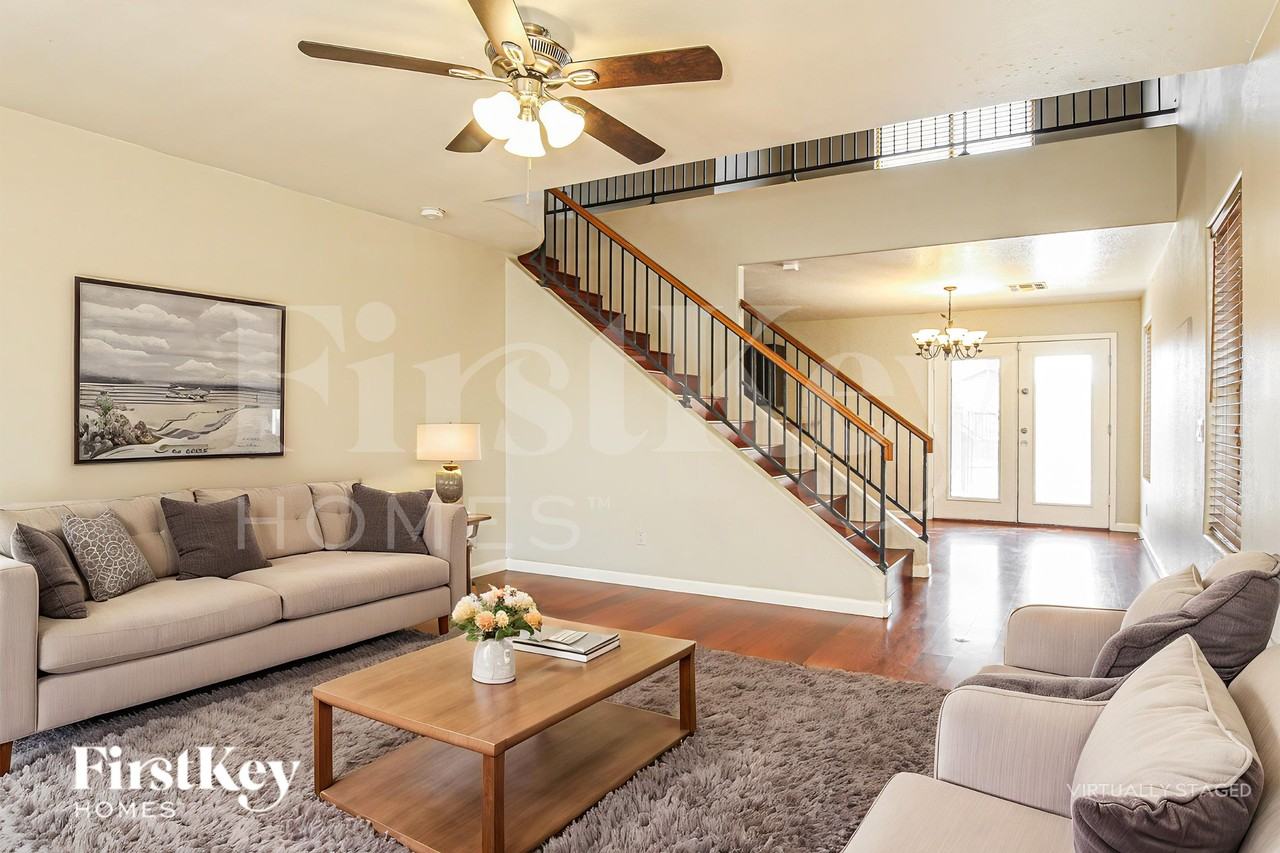 12807 W Voltaire Ave - Photo 3 of 20