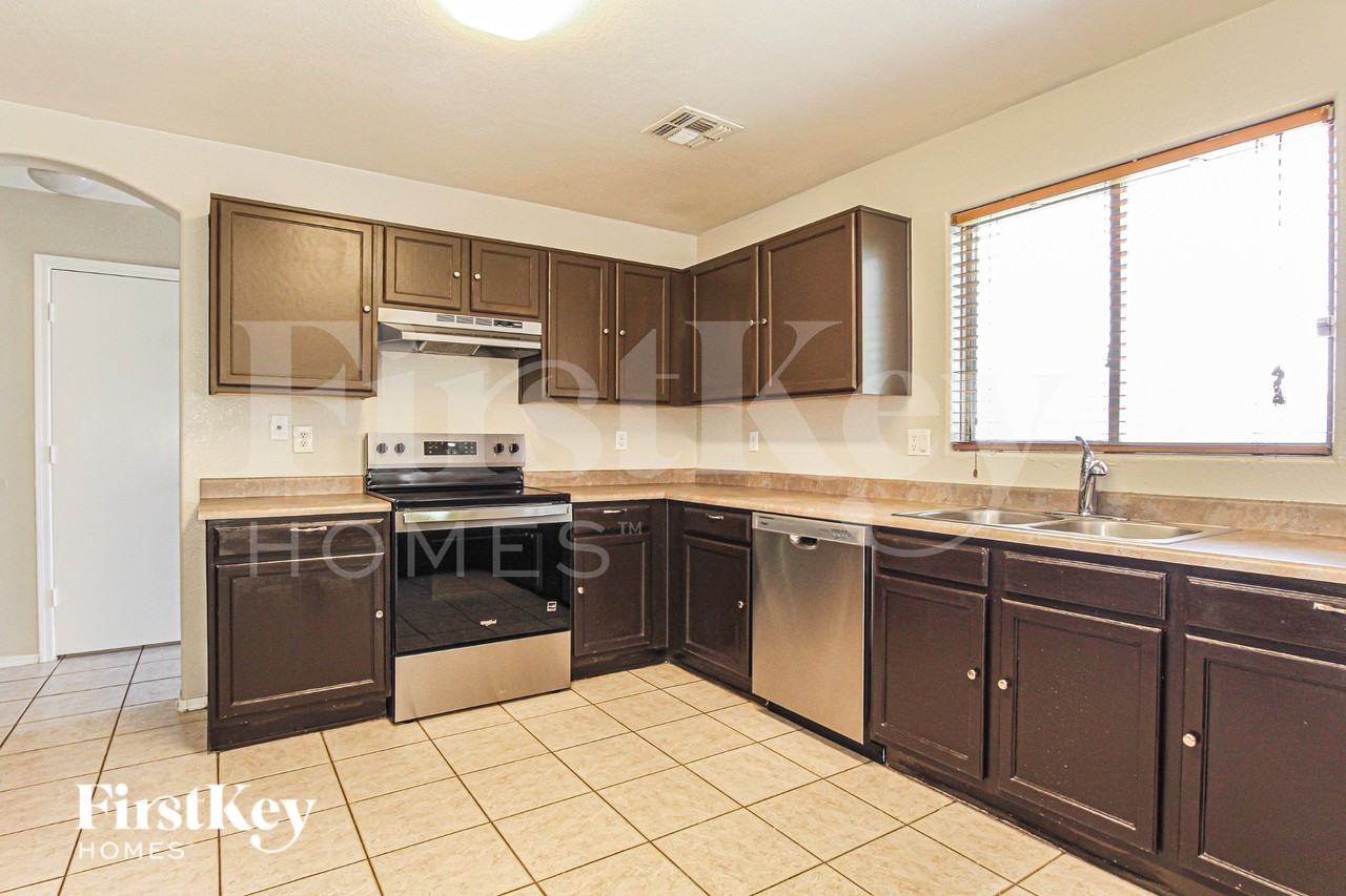 12807 W Voltaire Ave - Photo 6 of 20