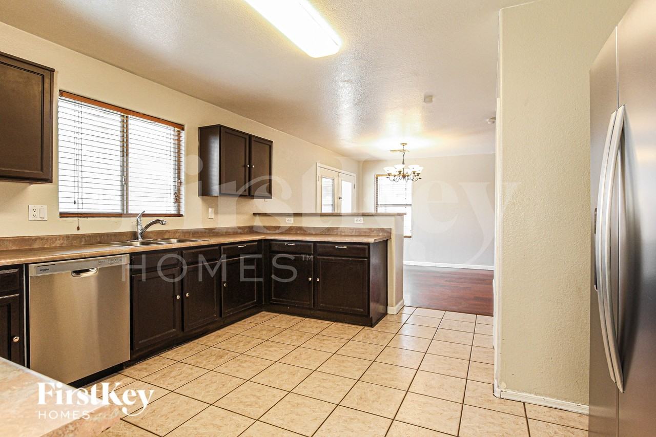12807 W Voltaire Ave - Photo 7 of 20
