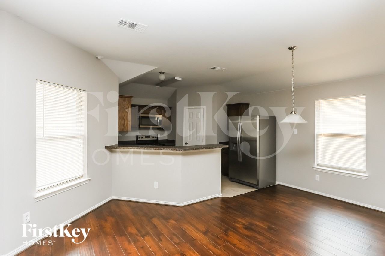 1206 Jewell Ln - Photo 4 of 16