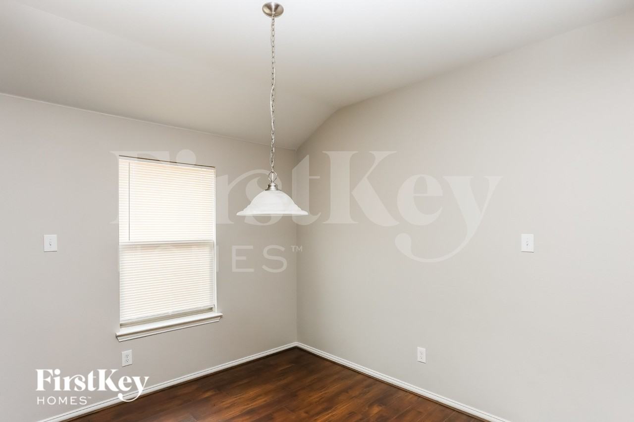 1206 Jewell Ln - Photo 5 of 16