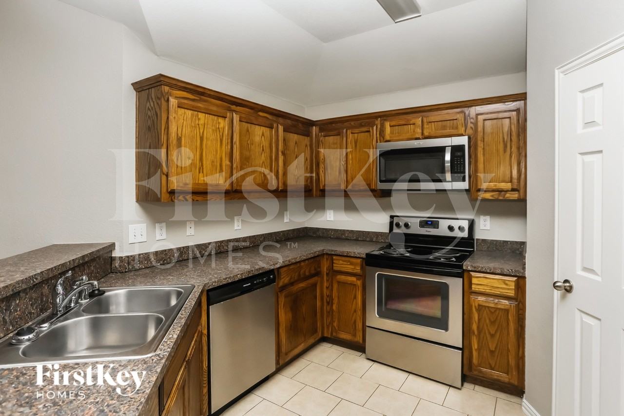 1206 Jewell Ln - Photo 6 of 16
