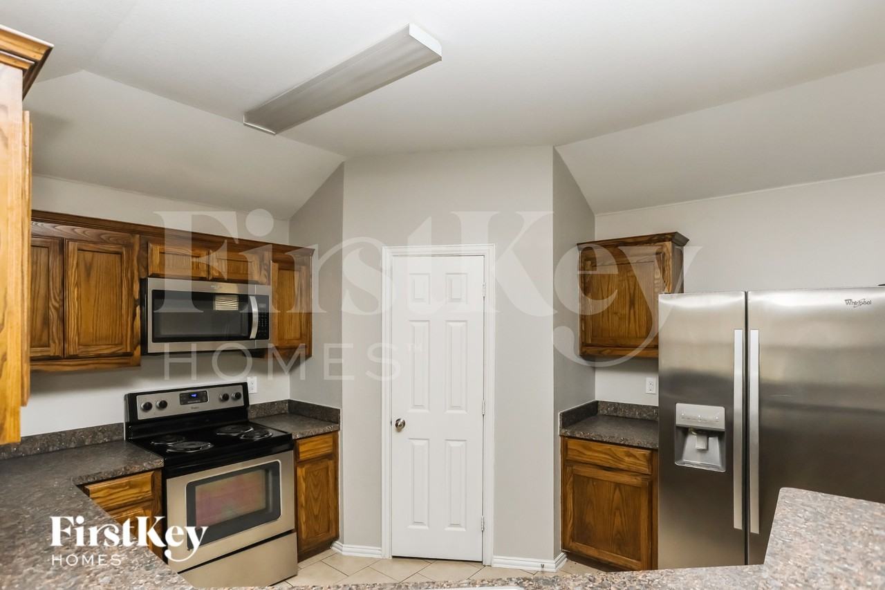 1206 Jewell Ln - Photo 7 of 16