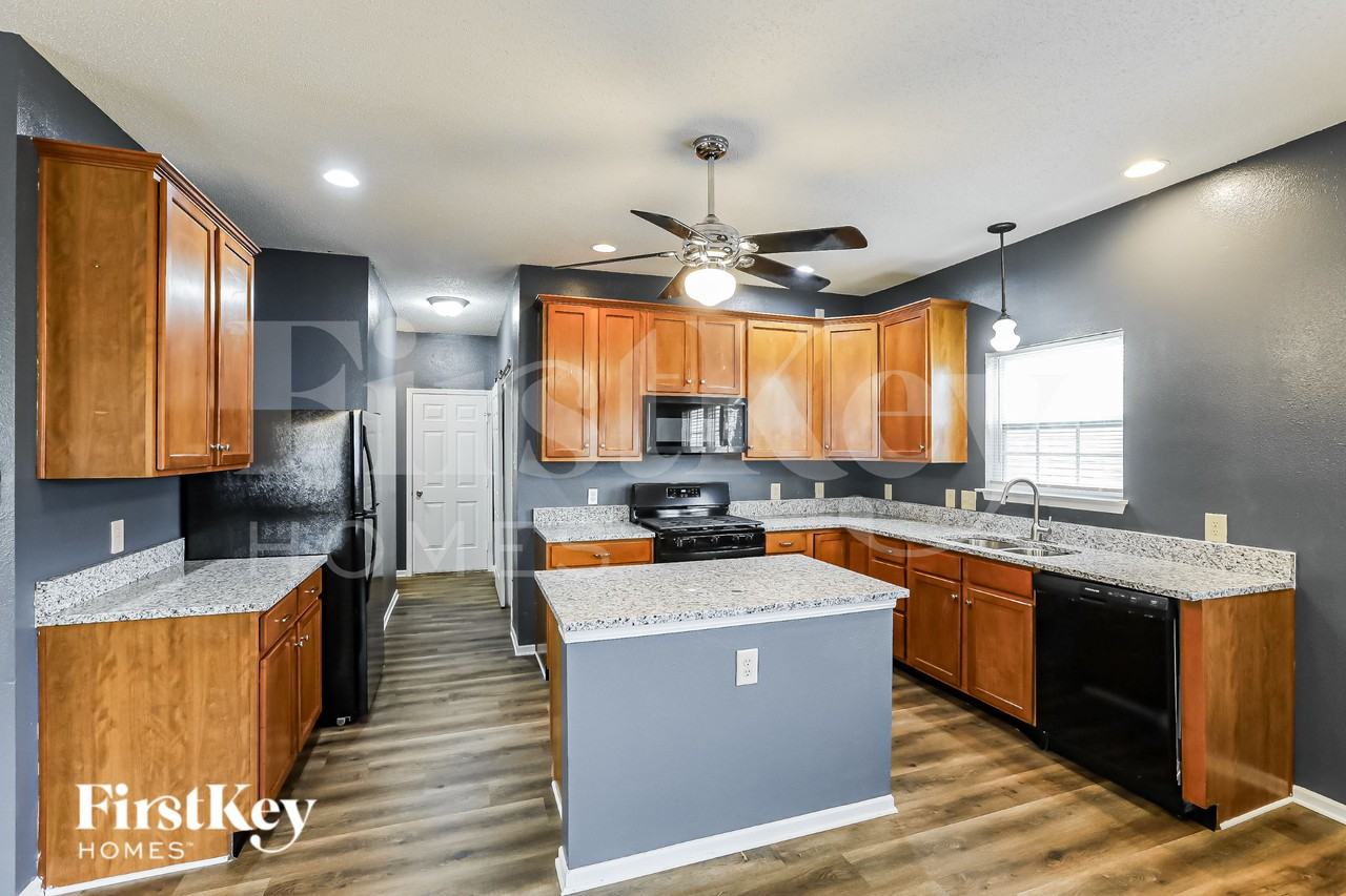 10735 Cyrus Dr - Photo 4 of 16