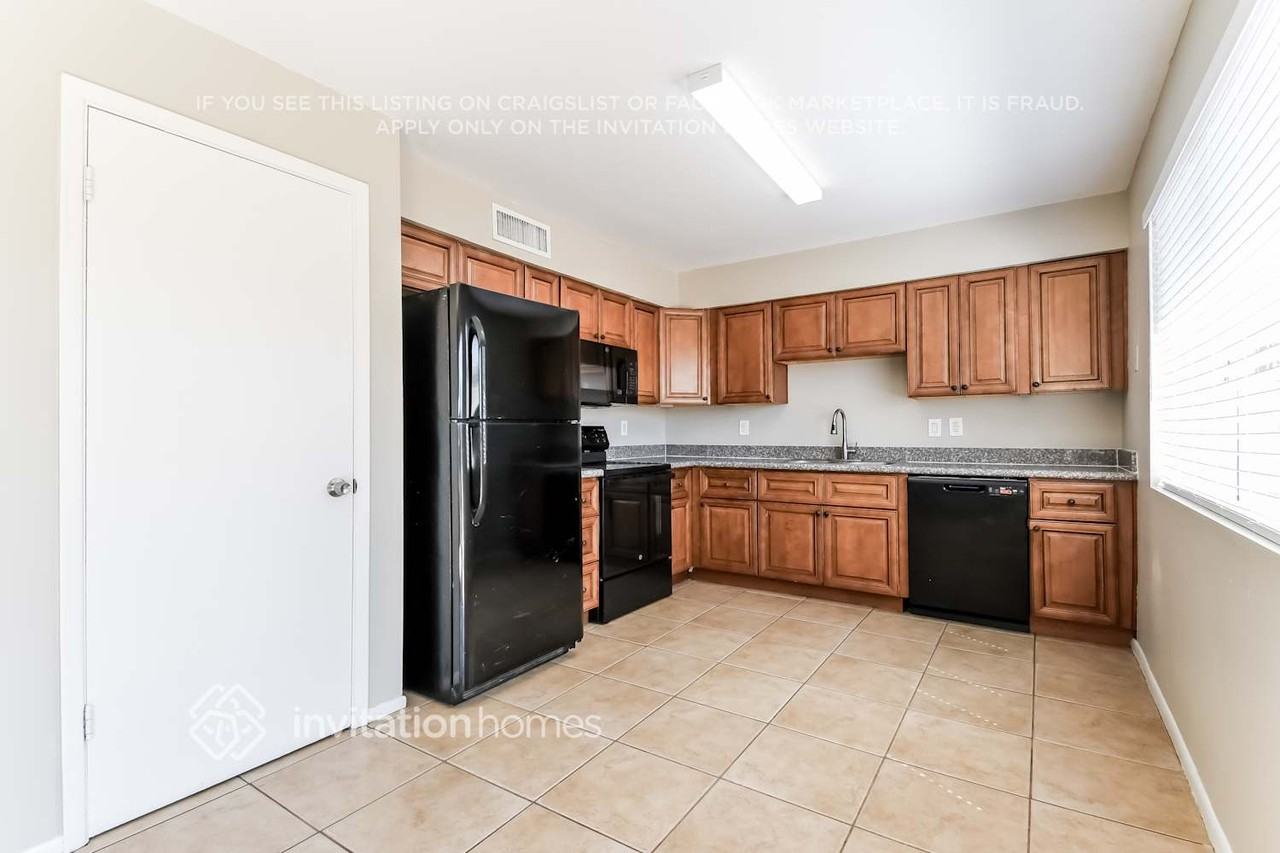 817 N 95th St - Photo 6 of 17