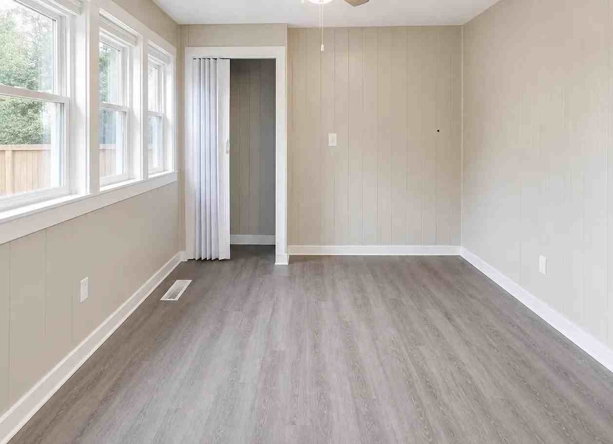 1025 W 17th St - Photo 3 of 5