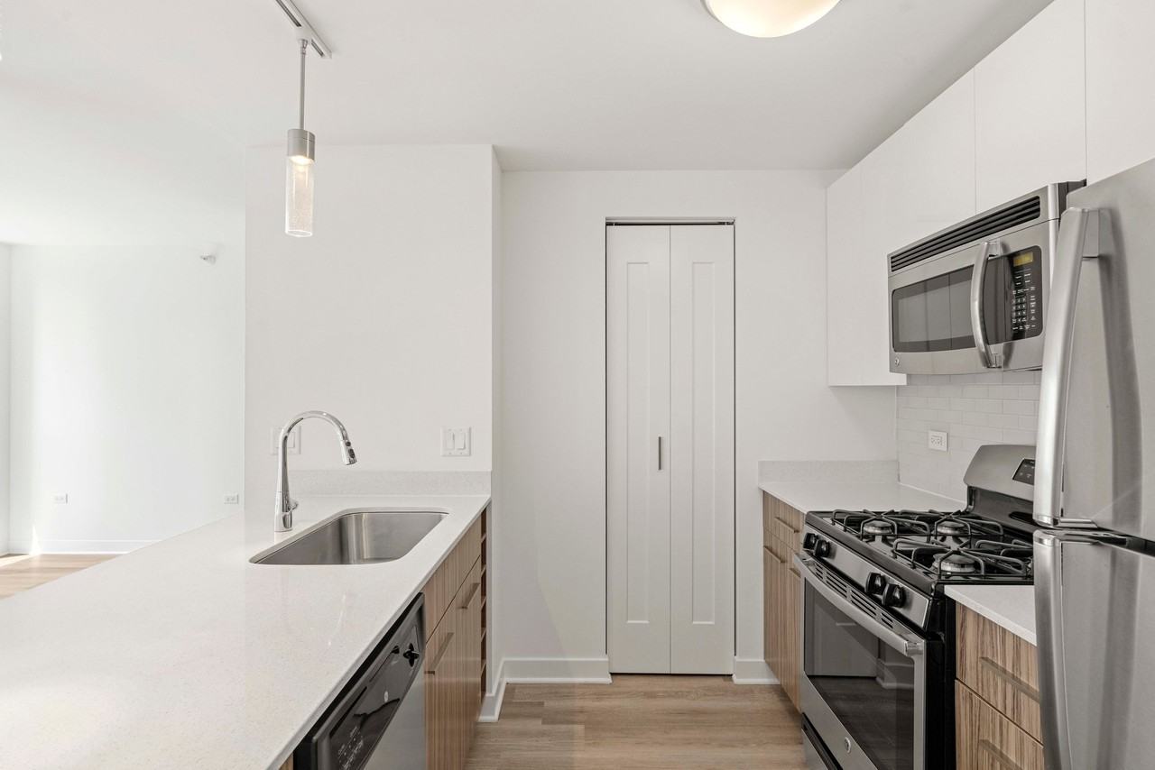 412 W Wolf Point Plz - Photo 3 of 9