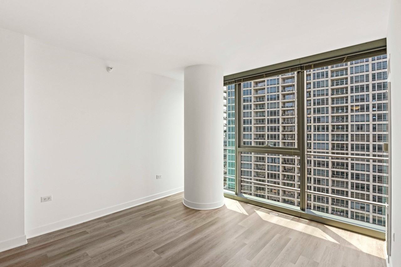 412 W Wolf Point Plz - Photo 4 of 9