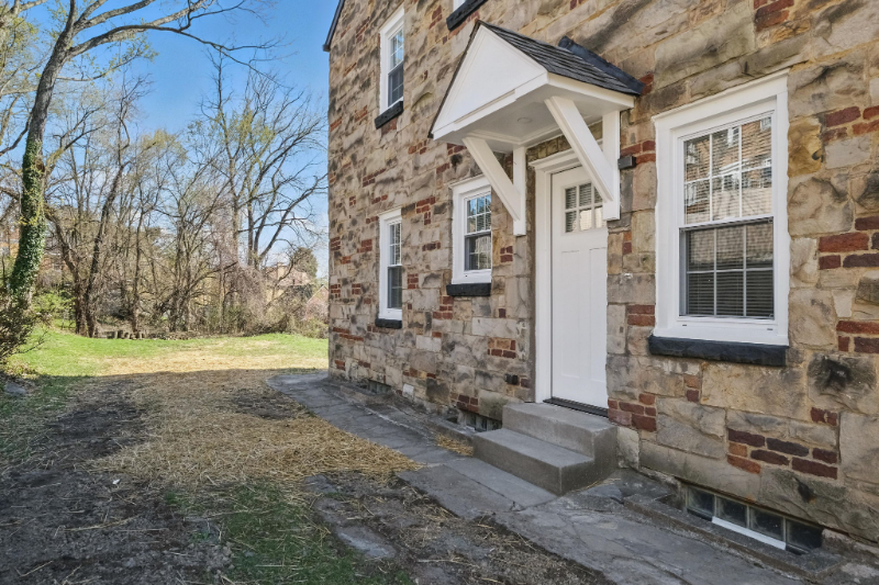 310 W Riverview Ave - Photo 2 of 20
