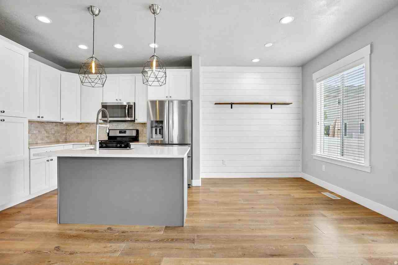 167 W Silver Springs Dr - Photo 3 of 23