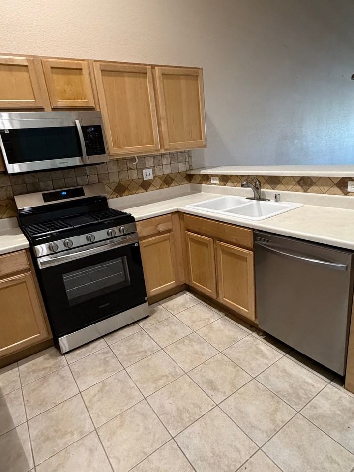 2152 Jade Creek St - Photo 2 of 14